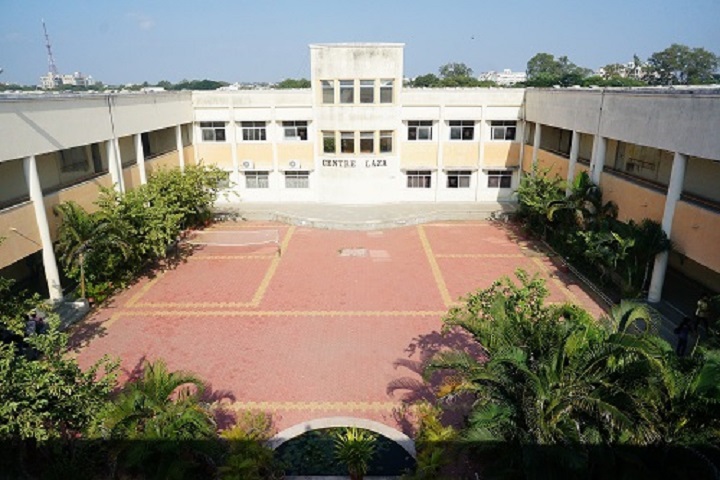 https://cache.careers360.mobi/media/colleges/social-media/media-gallery/8981/2018/9/5/Campus View of School of Computer Science and Information Technology Devi Ahilya Vishwavidyalaya  Indore_ Campus View Two.JPG